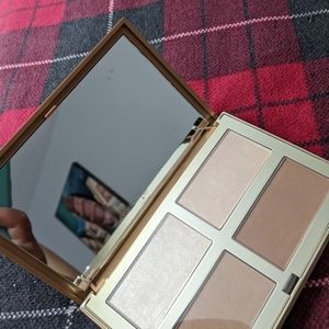 Baked highlighter and bronzer quad make up